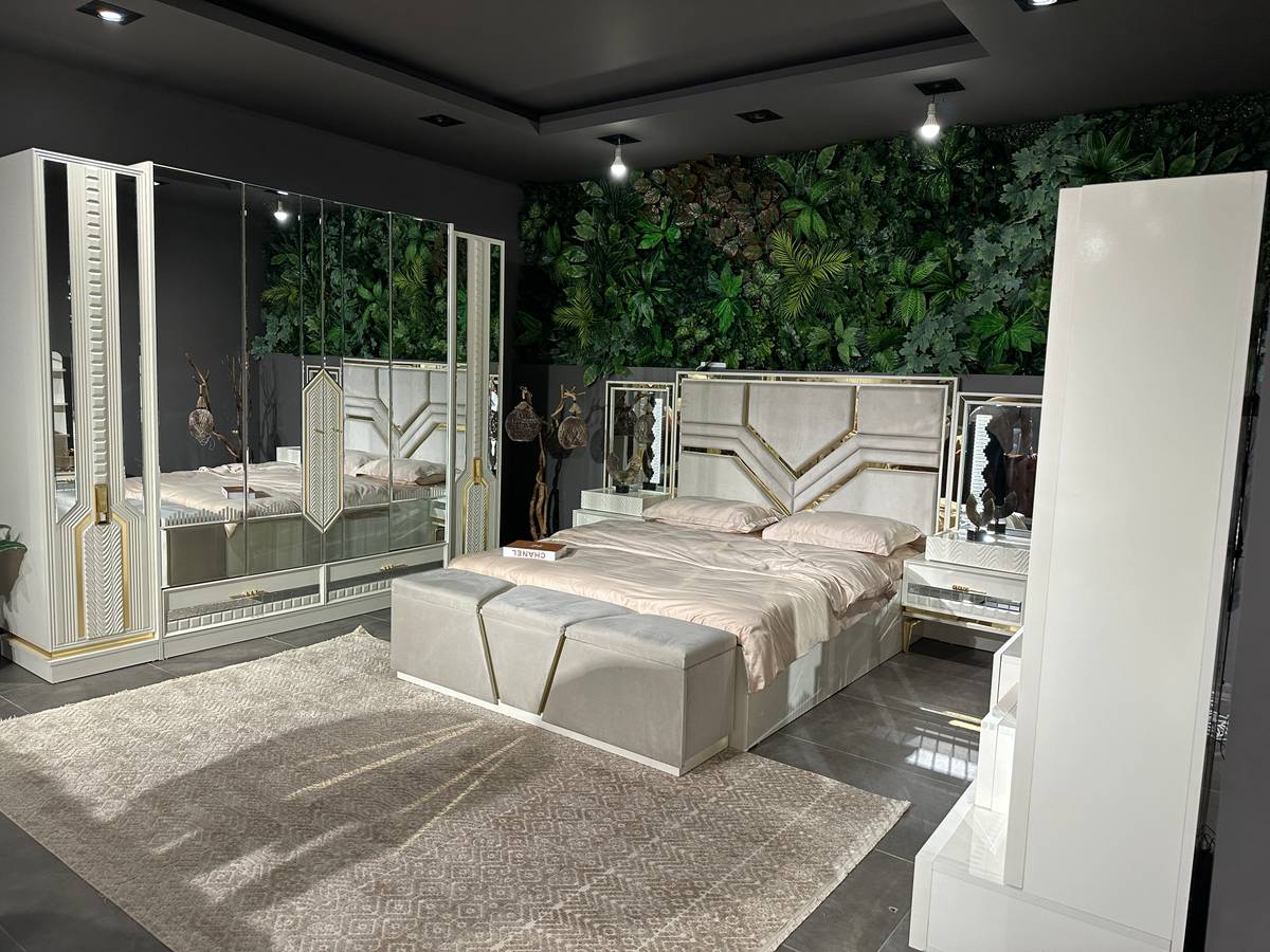 Elegant Modern Bedroom Set with Mirrored Wardrobe
