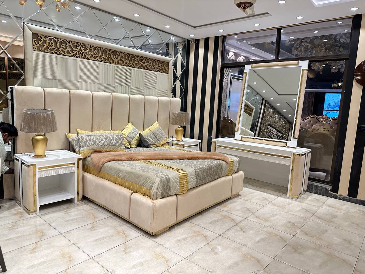Luxurious Upholstered Bed Set with Mirror & Nightstands