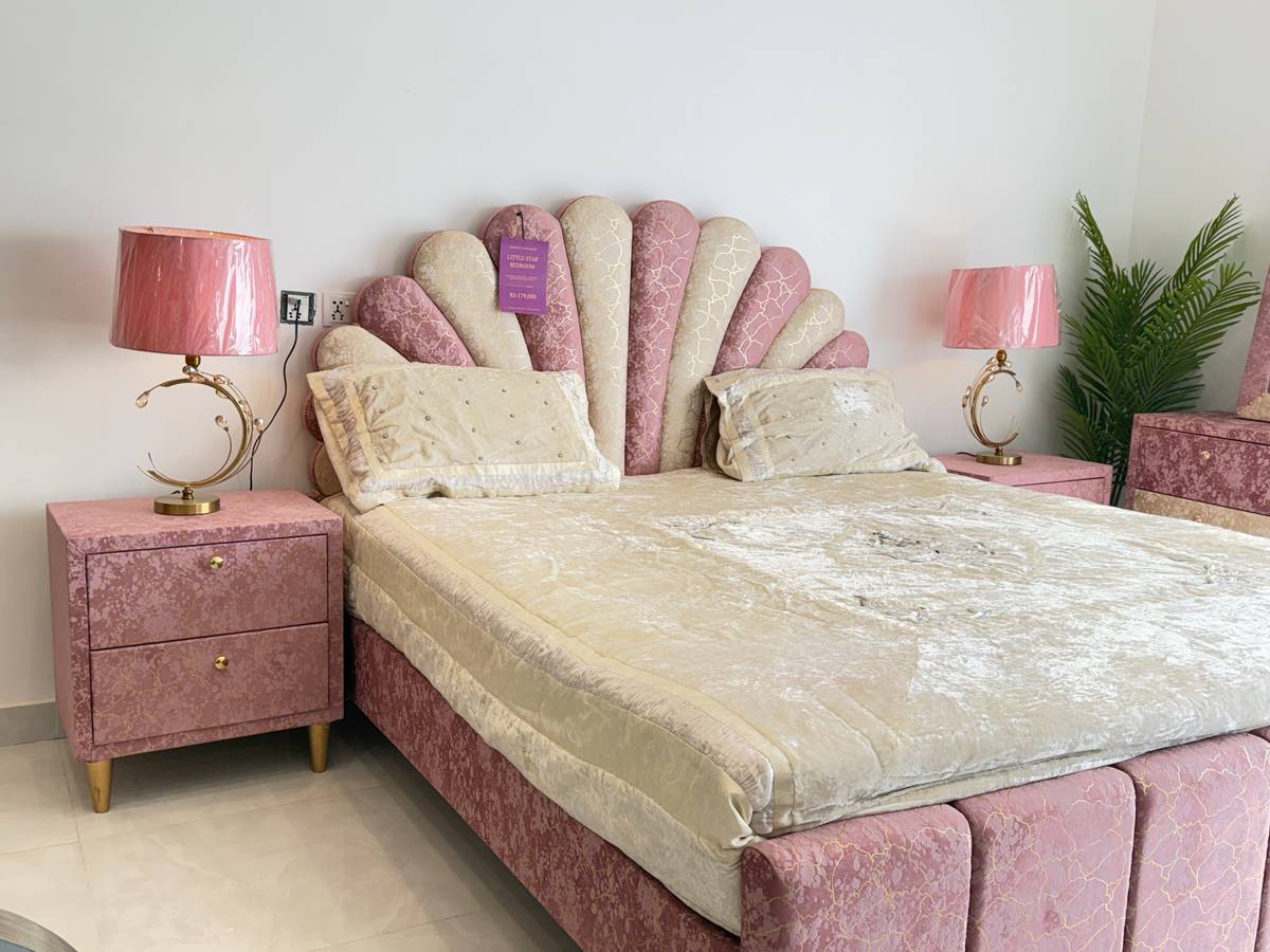 Luxurious Shell-Design Pink Bed Set with Nightstands