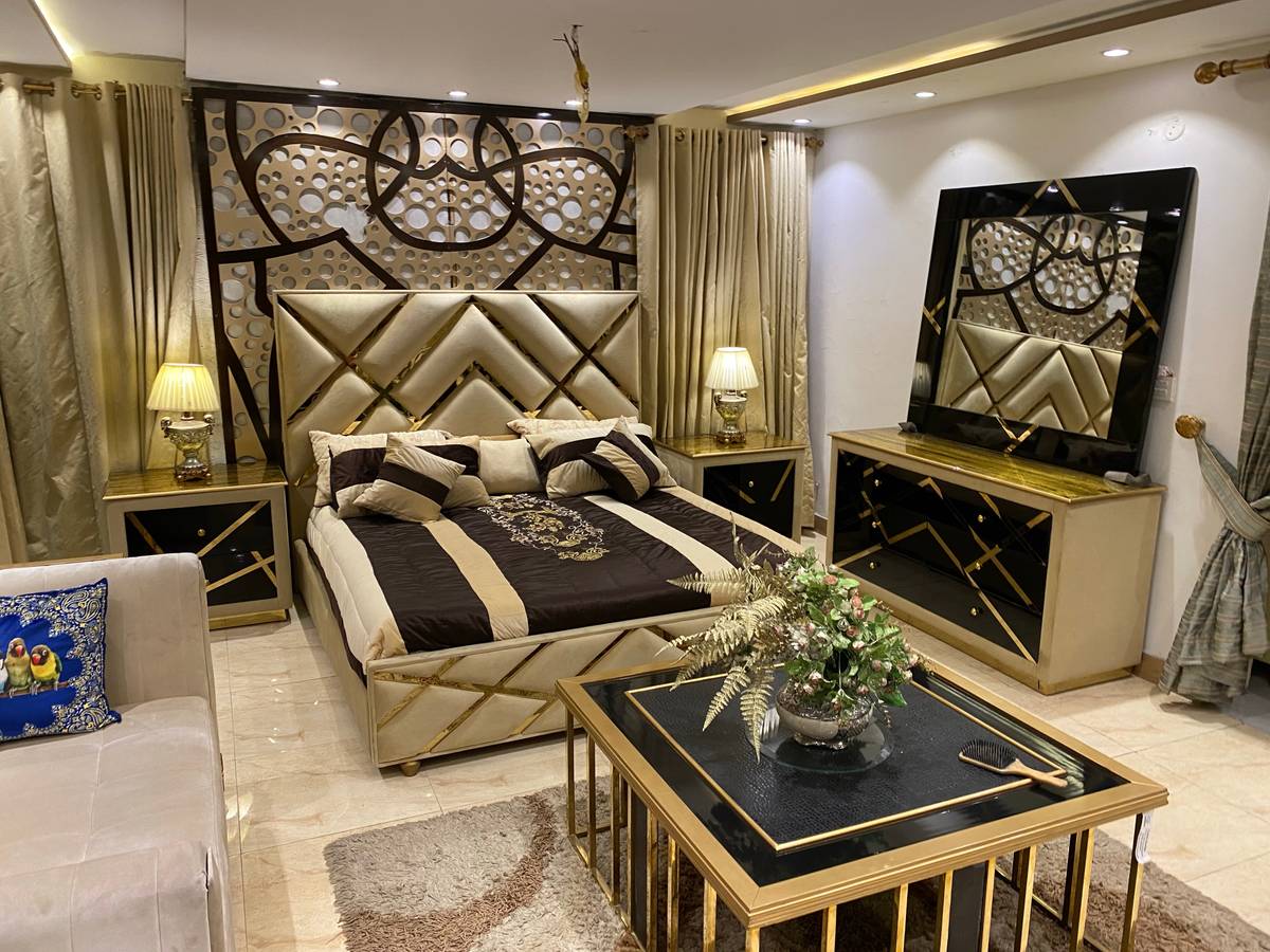Modern Luxurious Bedroom Set with Mirrored Accents