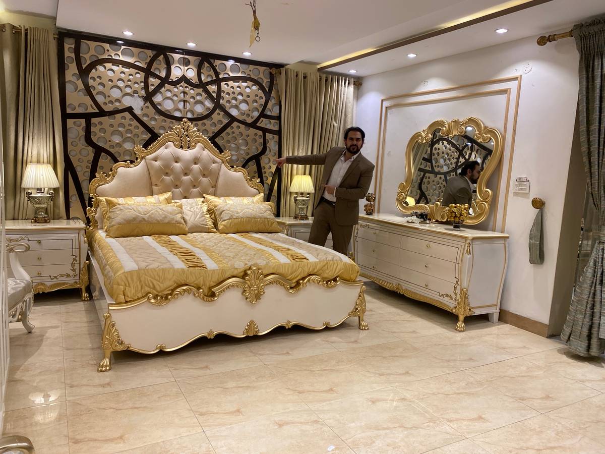 Luxurious Baroque Style Bedroom Set