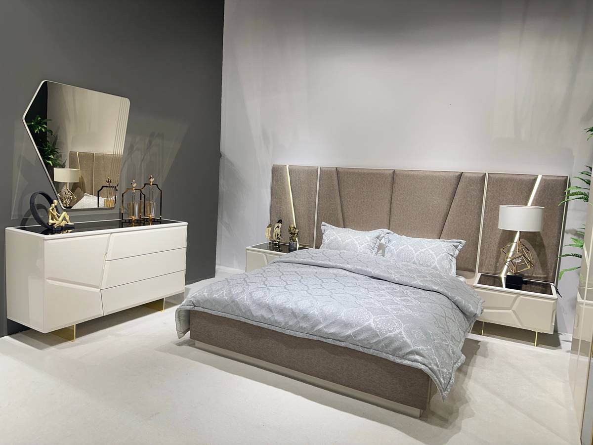 Modern Upholstered Bed Set with Mirror and Nightstands