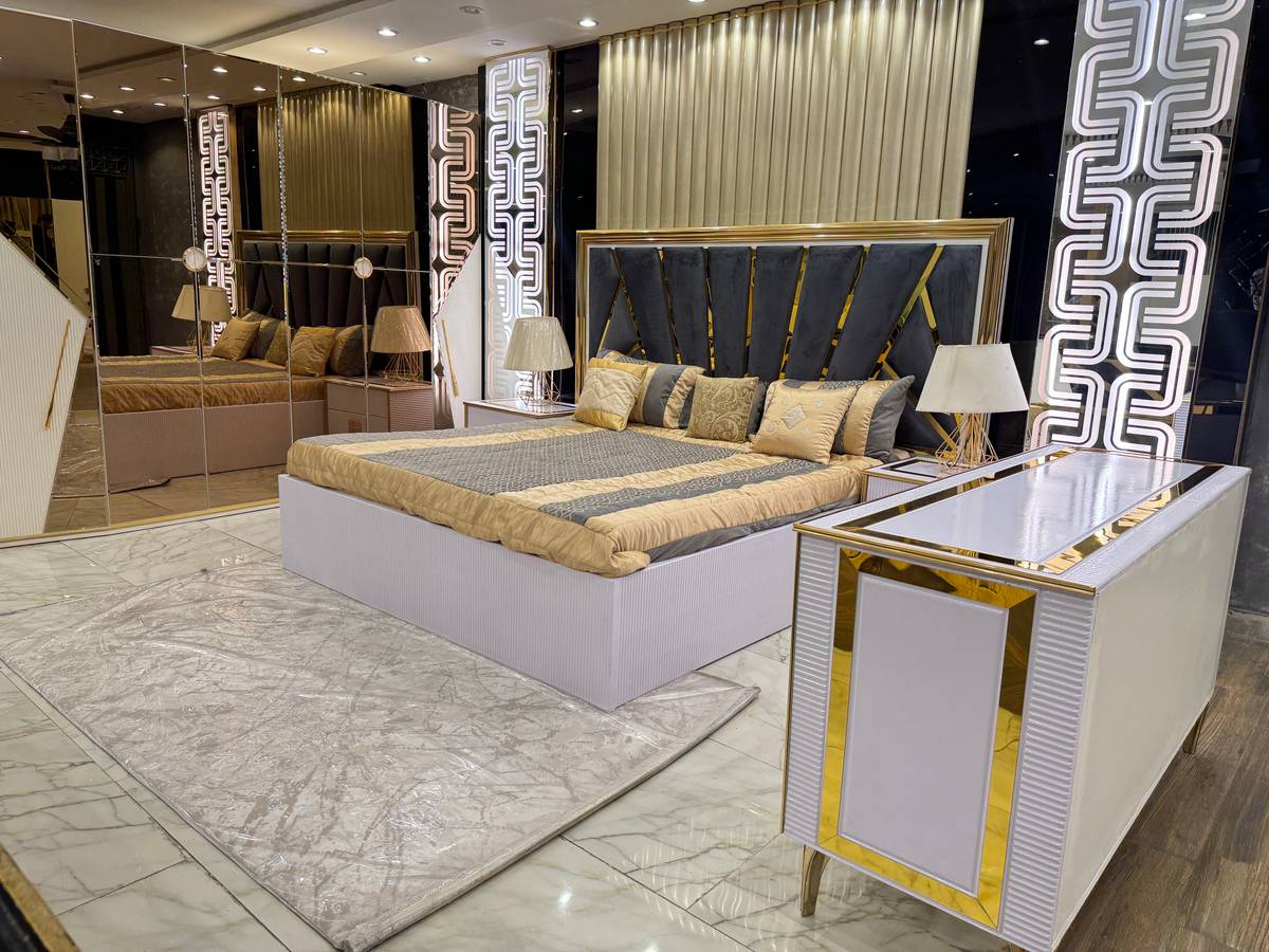 Modern Luxury Bedroom Set with Glamorous Accents