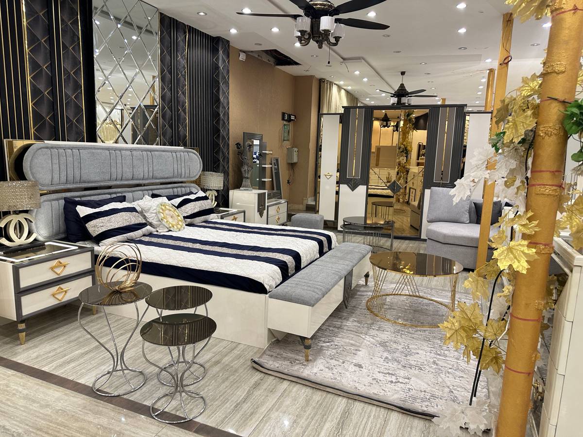 Elegant Modern Bedroom Set with Accent Furniture