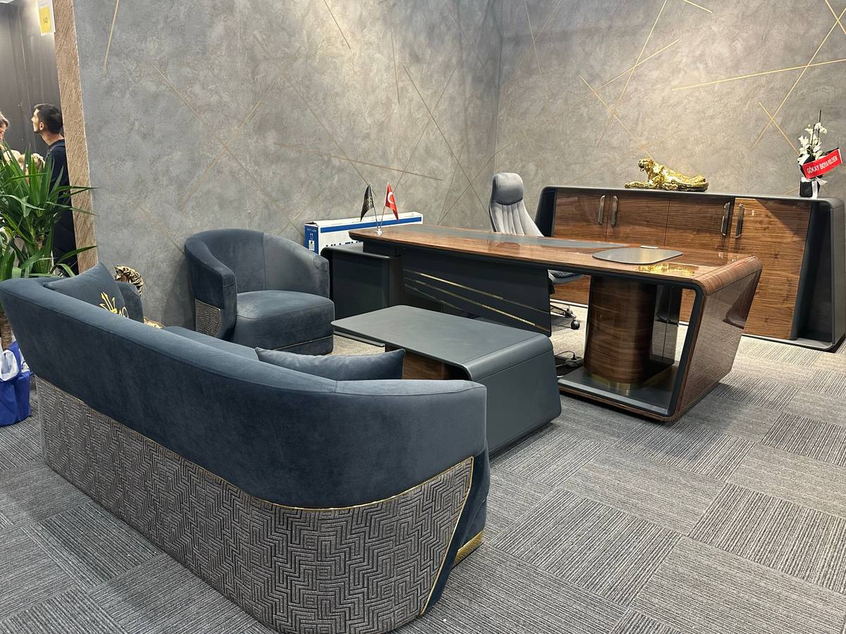 Elegant Modern Office Furniture Set