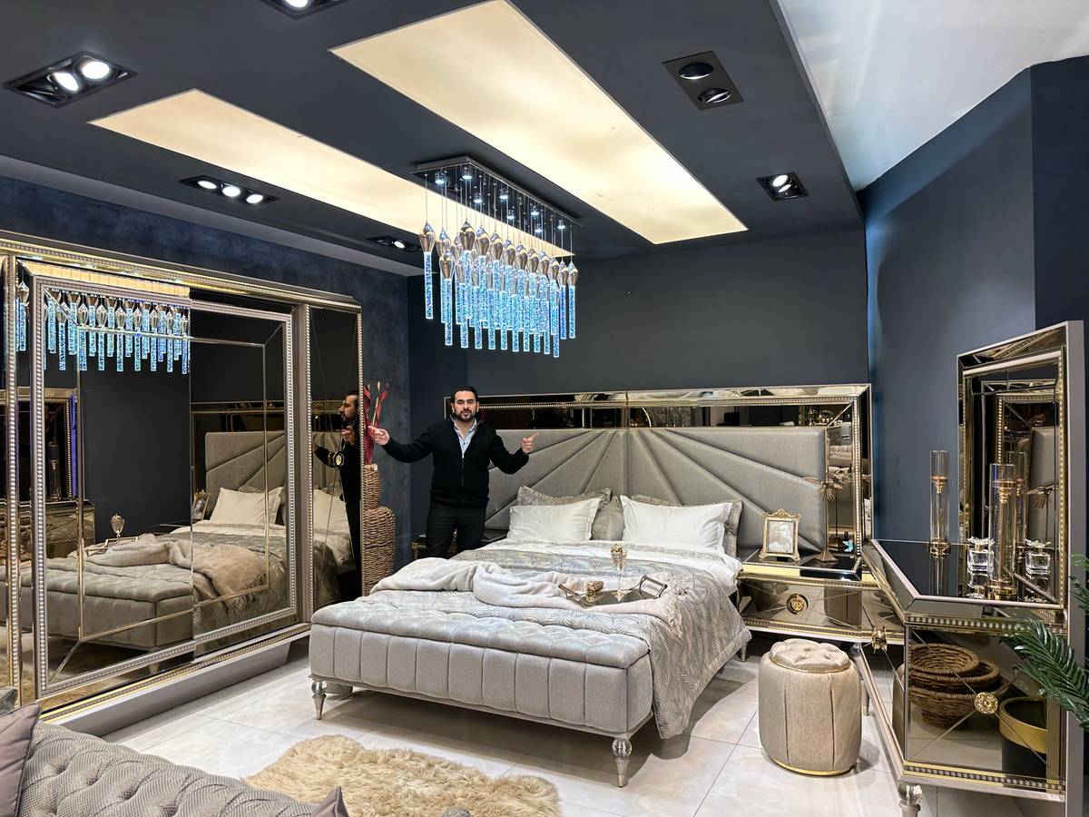 Elegant Contemporary Bedroom Set with Mirrored Accents