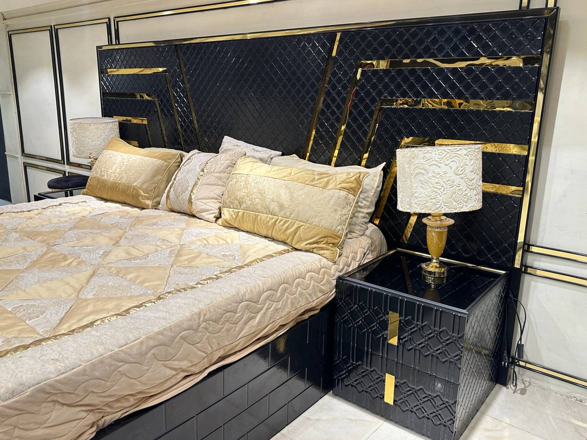 Luxury Black and Gold Bedroom Set with Upholstered Accent Chair