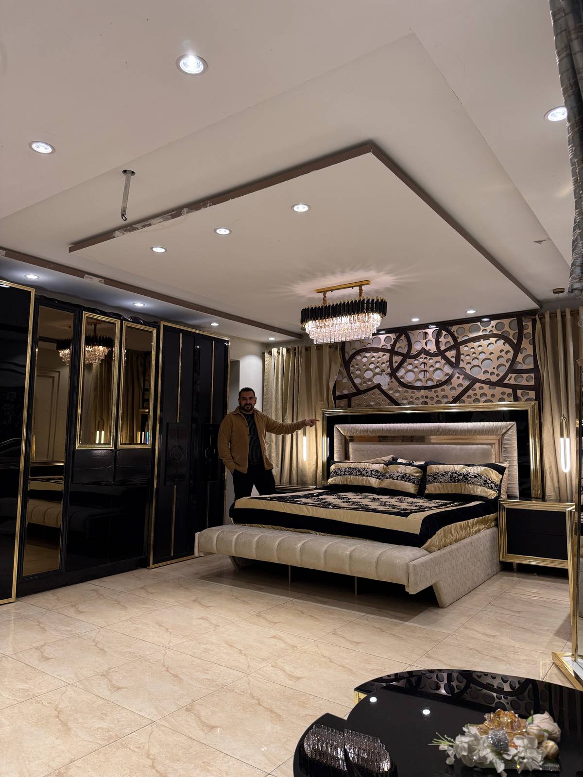 Elegant Contemporary Bedroom Set