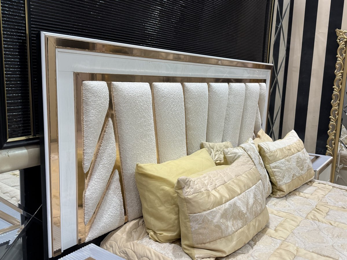 Luxurious Contemporary Bed Set with Mirror and Nightstands