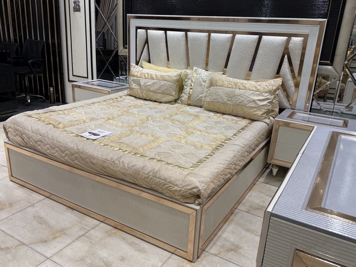 Luxurious Contemporary Bed Set with Mirror and Nightstands