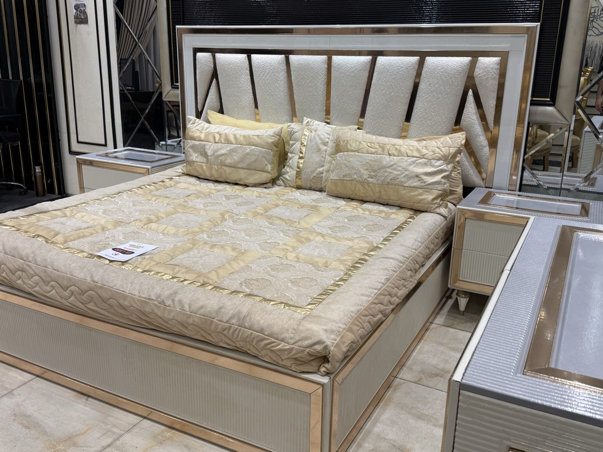 Luxurious Contemporary Bed Set with Mirror and Nightstands