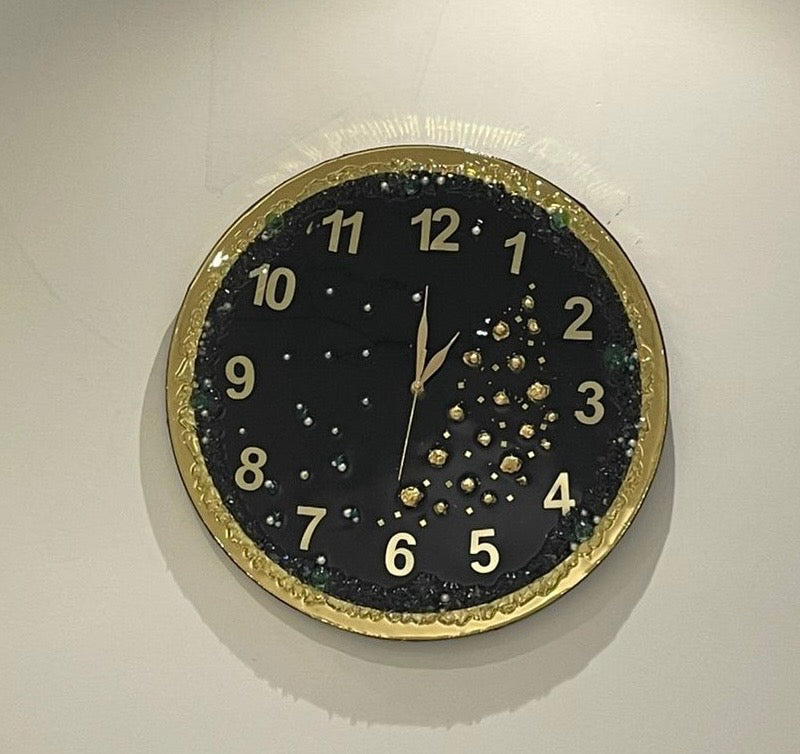 Elegant 18” Epoxy Resin Clock with Crystals