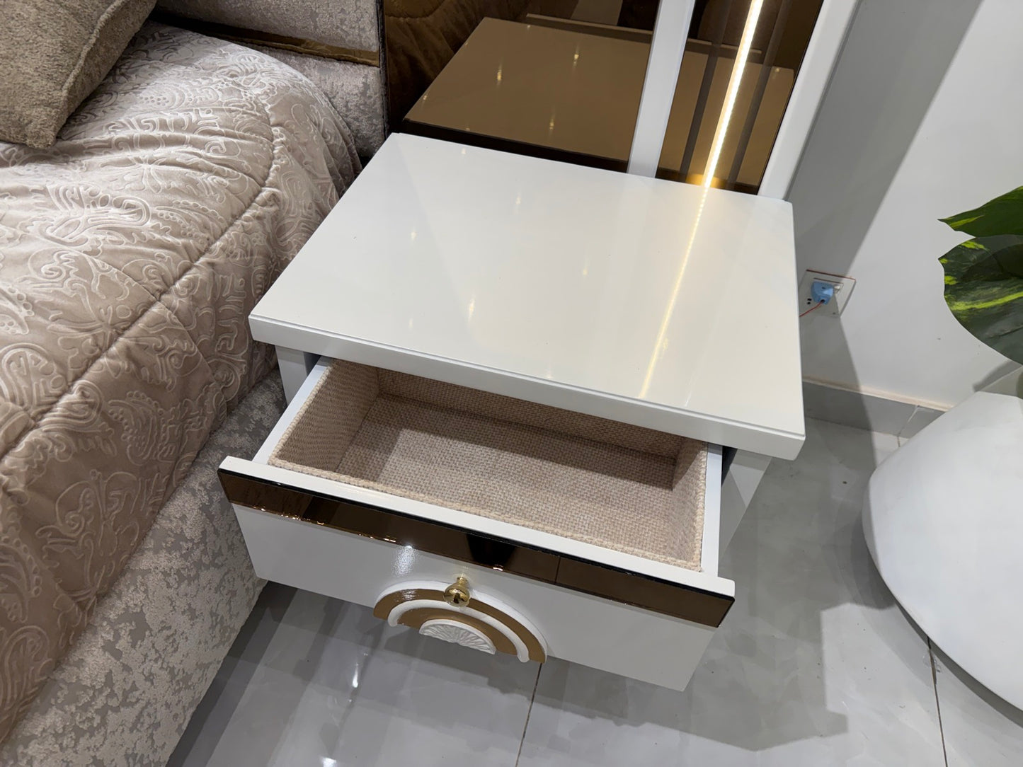 Modern Luxurious Bedroom Set