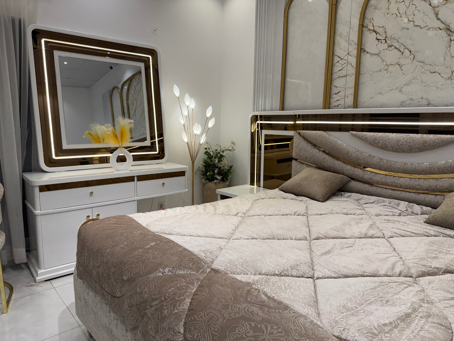 Modern Luxurious Bedroom Set