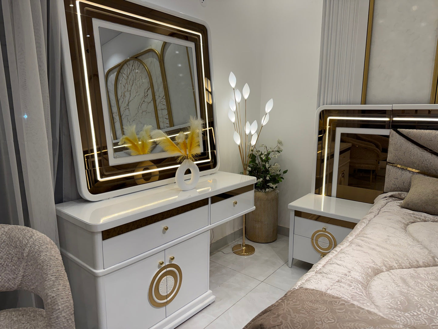 Modern Luxurious Bedroom Set