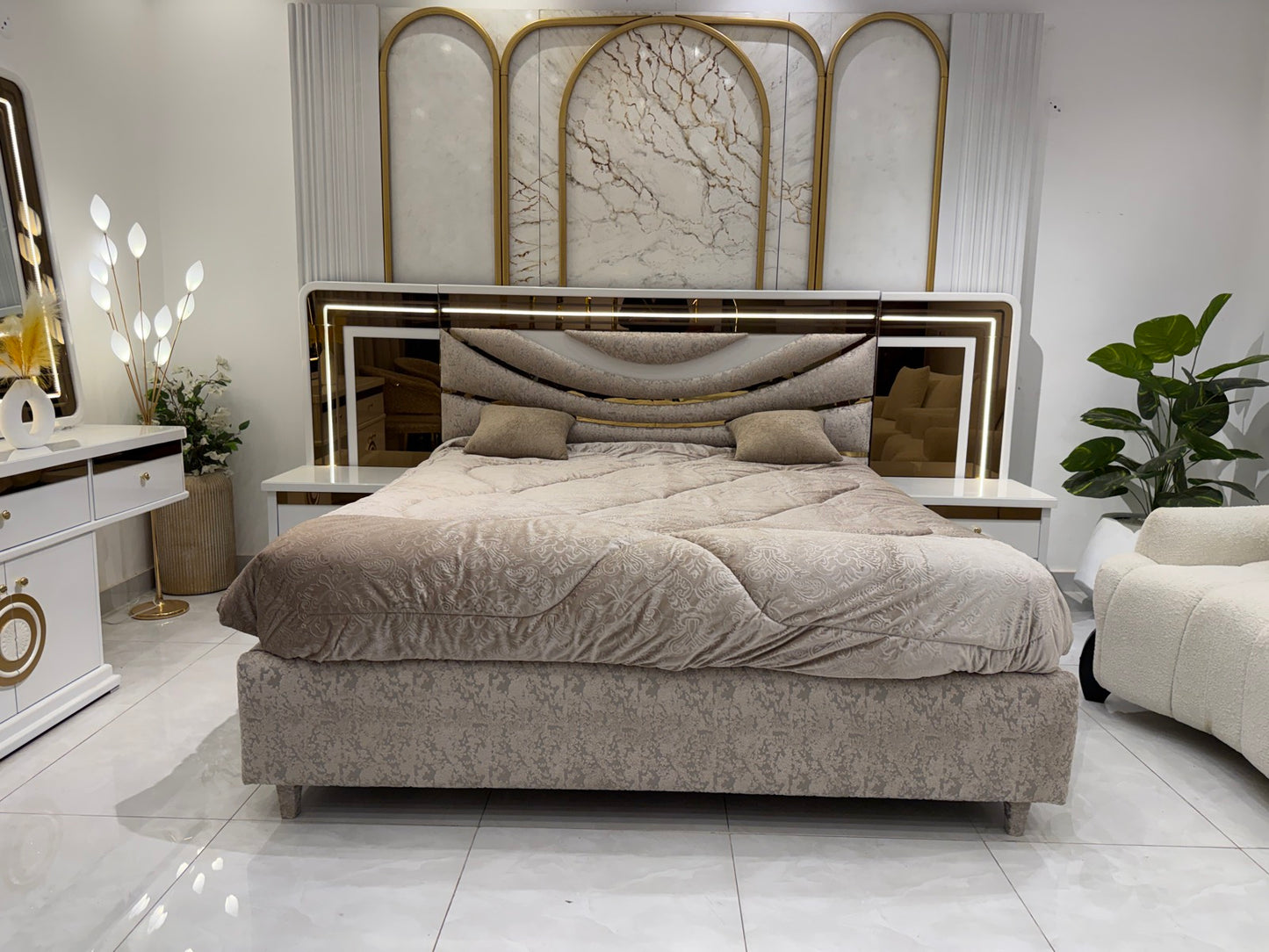 Modern Luxurious Bedroom Set