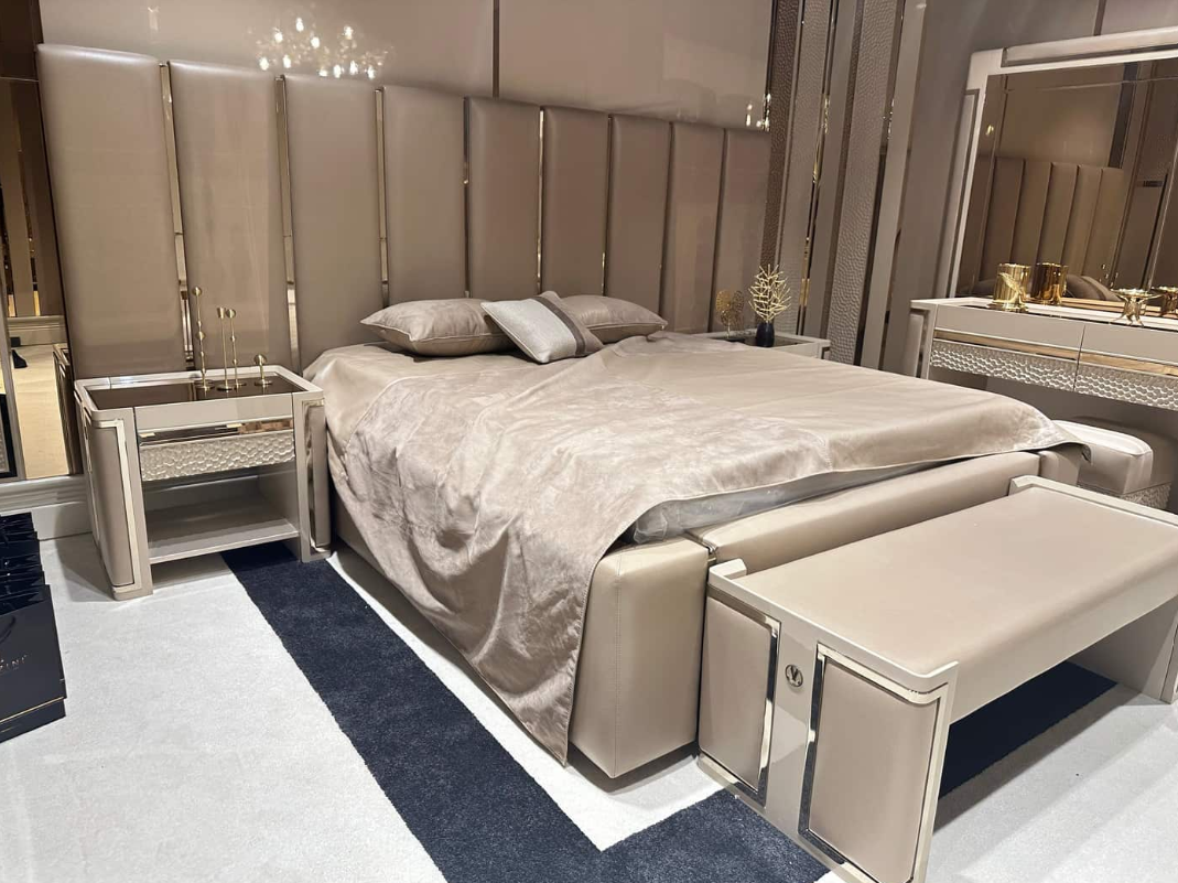 Champagne Pillar Bed