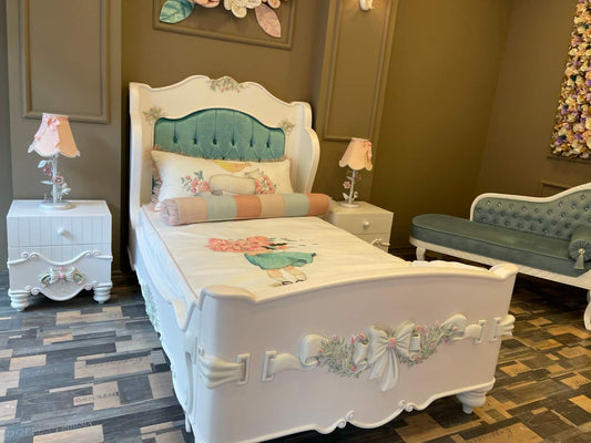 Charming Vintage-Inspired Bed Set with Accessories