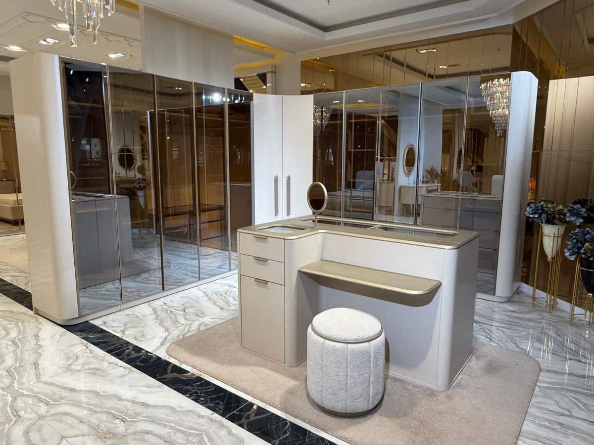 Modern Elegant Vanity Set with Mirror