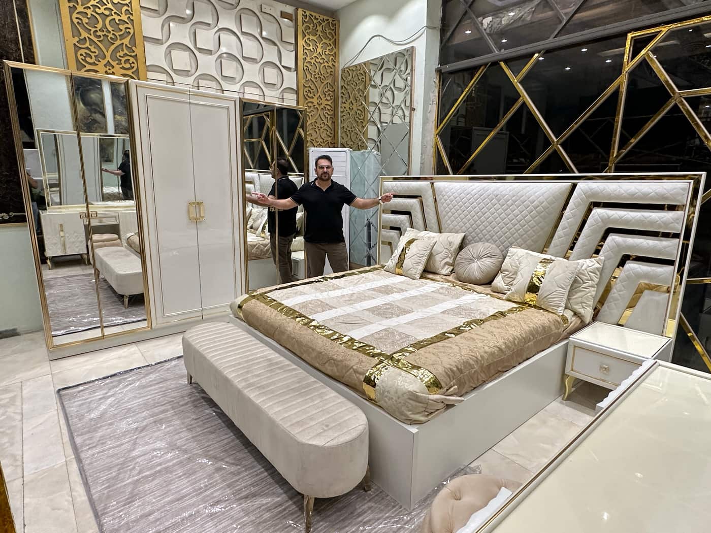 Luxury Modern Bedroom Set with Mirror Wardrobe
