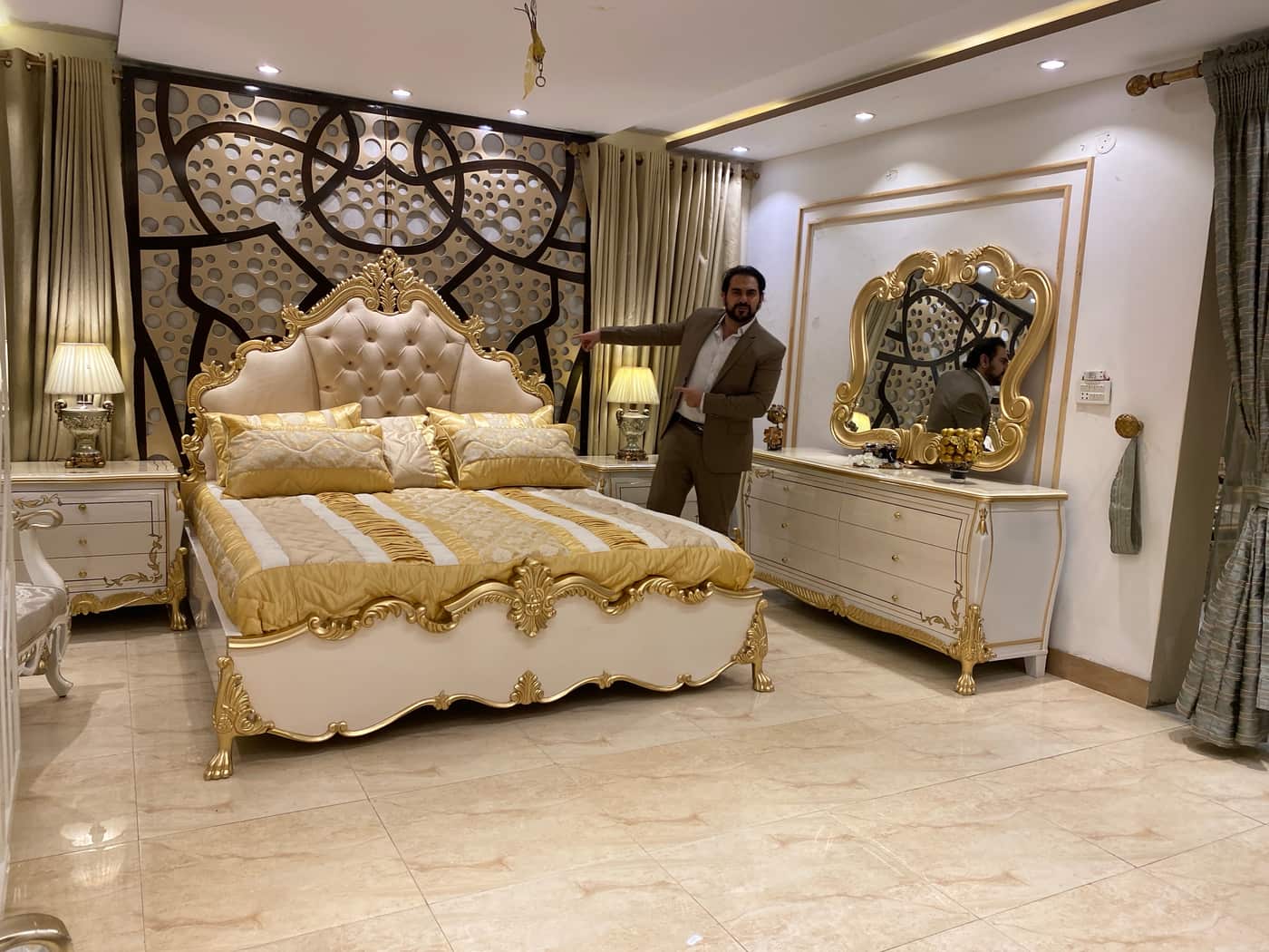 Luxurious Baroque Style Bedroom Set