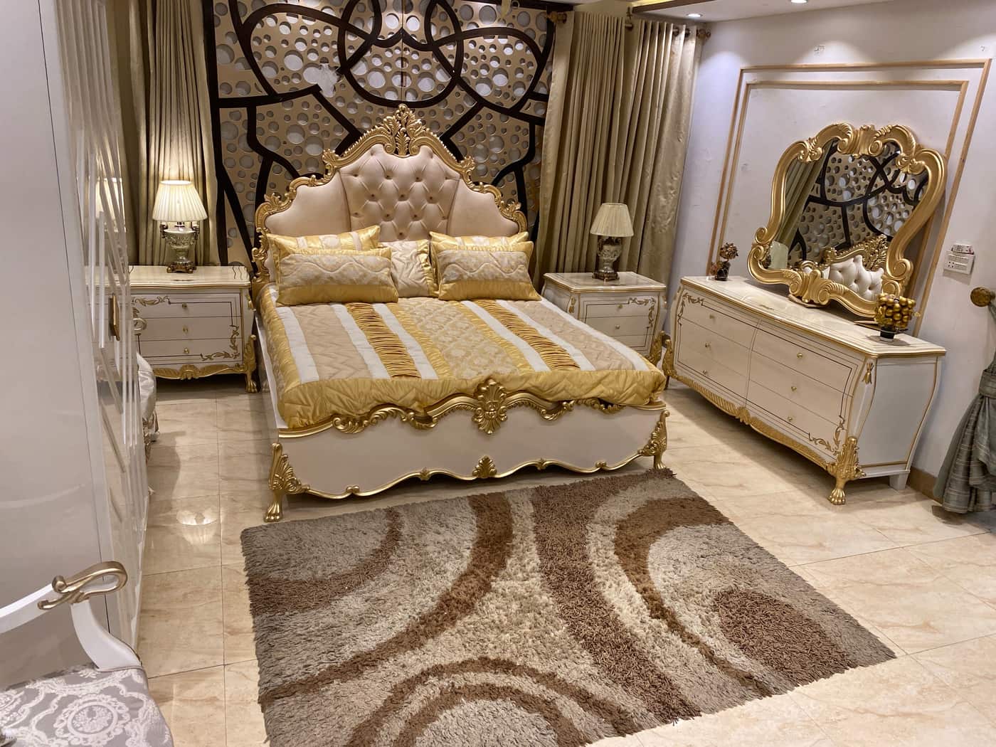 Luxurious Baroque Style Bedroom Set