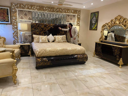 Elegant Gold-accented Bedroom Set