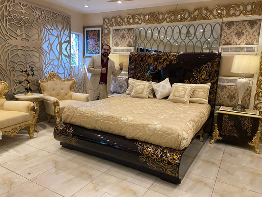 Elegant Gold-accented Bedroom Set
