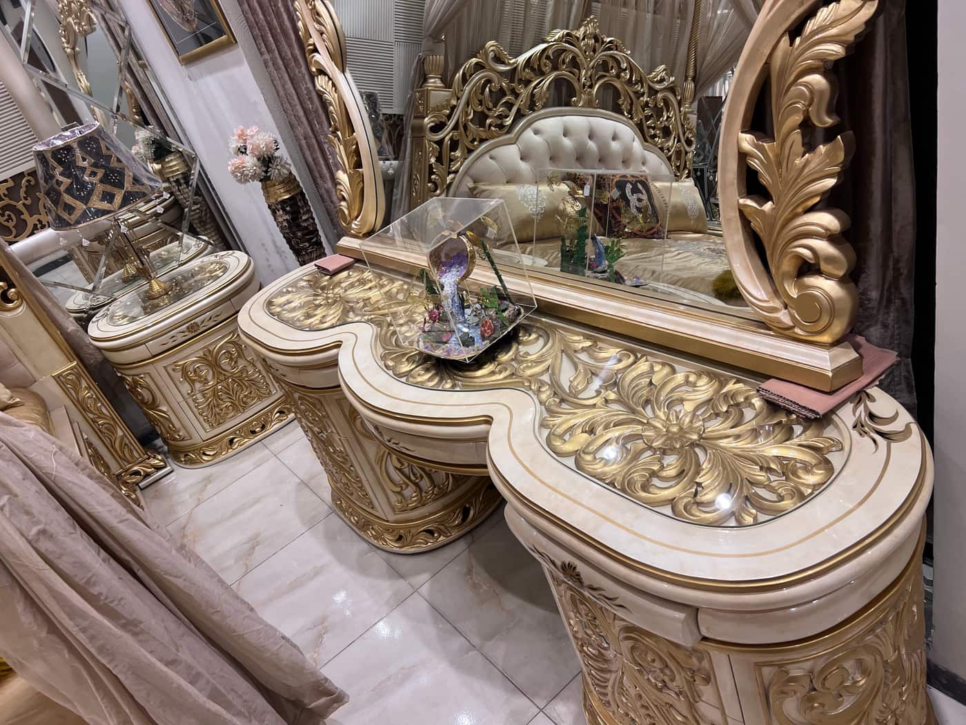Luxurious Ornate Canopy Bed Set