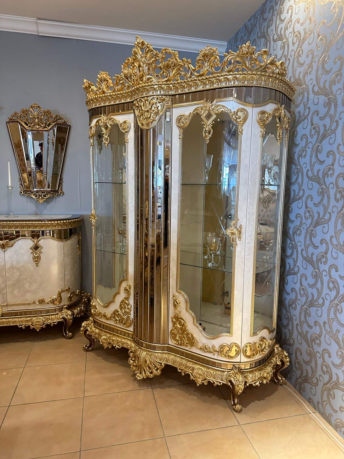 Luxurious Gold Leaf Dining Set with Elegant Mirrors