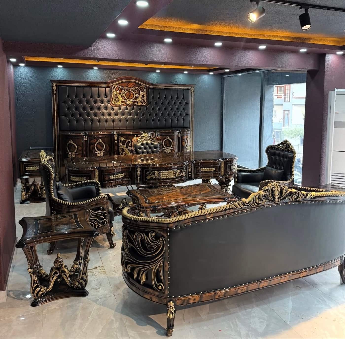 Luxurious Baroque Style Living Room Set