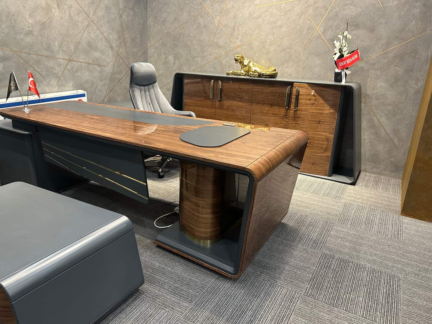 Elegant Modern Office Furniture Set
