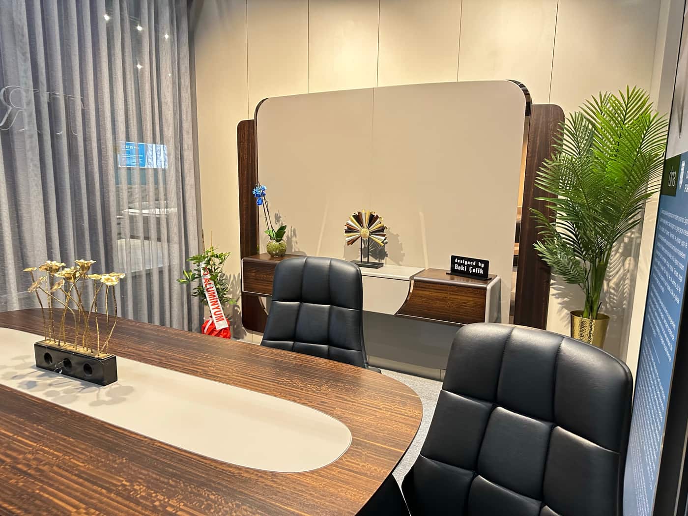 Luxury Executive Office Desk with Elegant Design