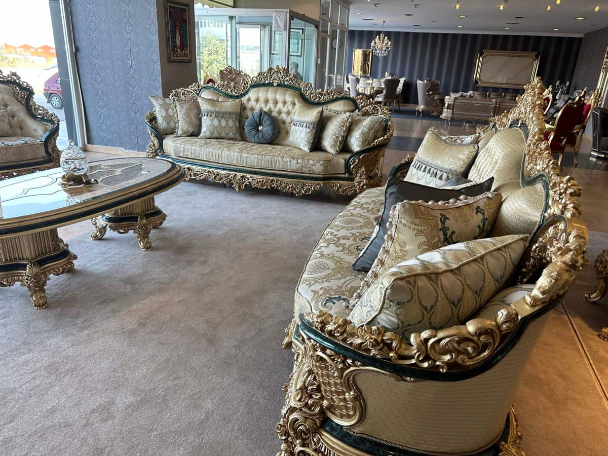 Luxurious Classic Living Room Set