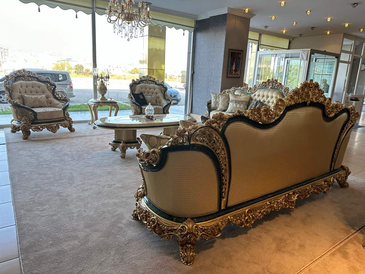 Luxurious Classic Living Room Set