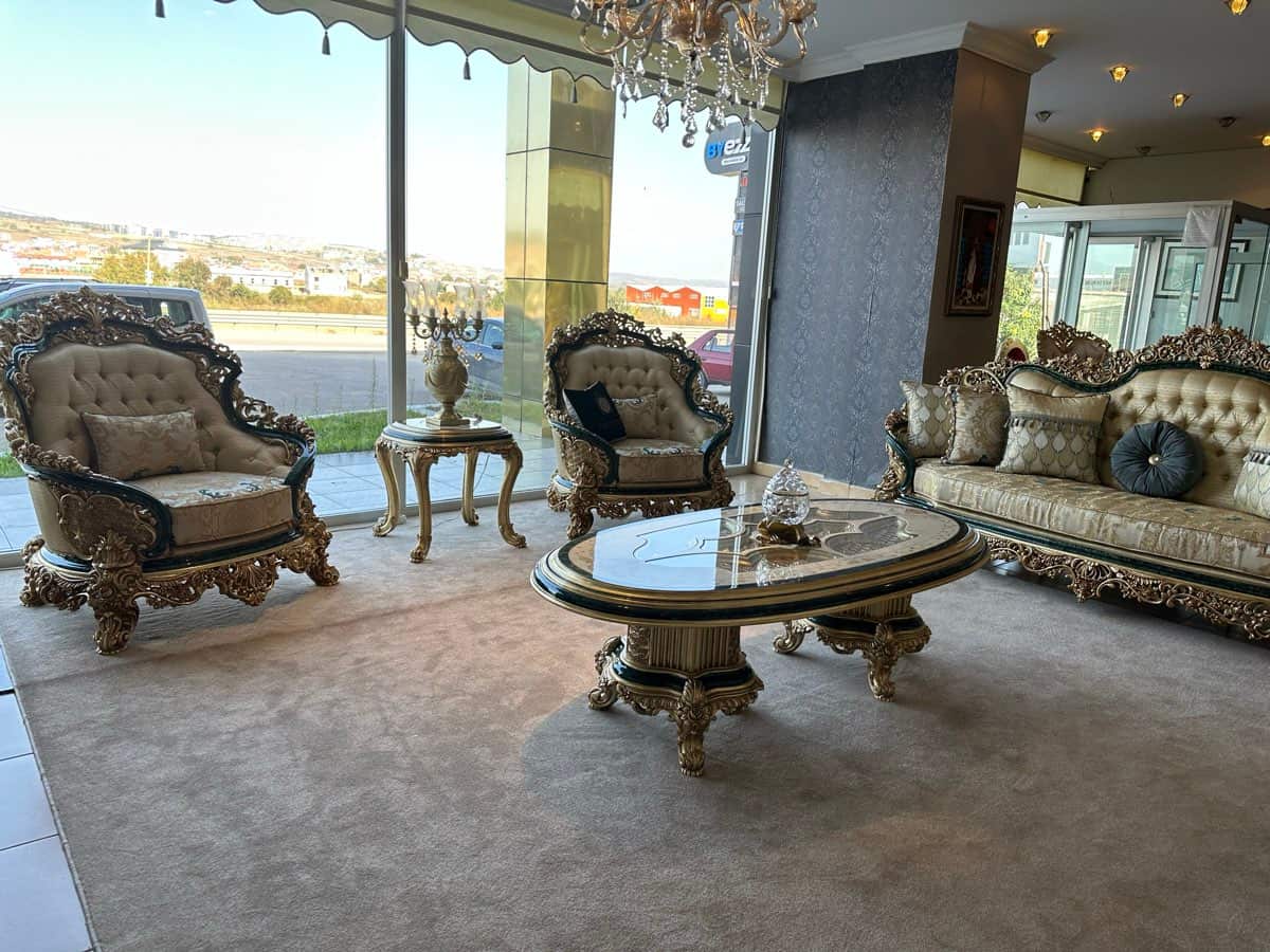 Luxurious Classic Living Room Set