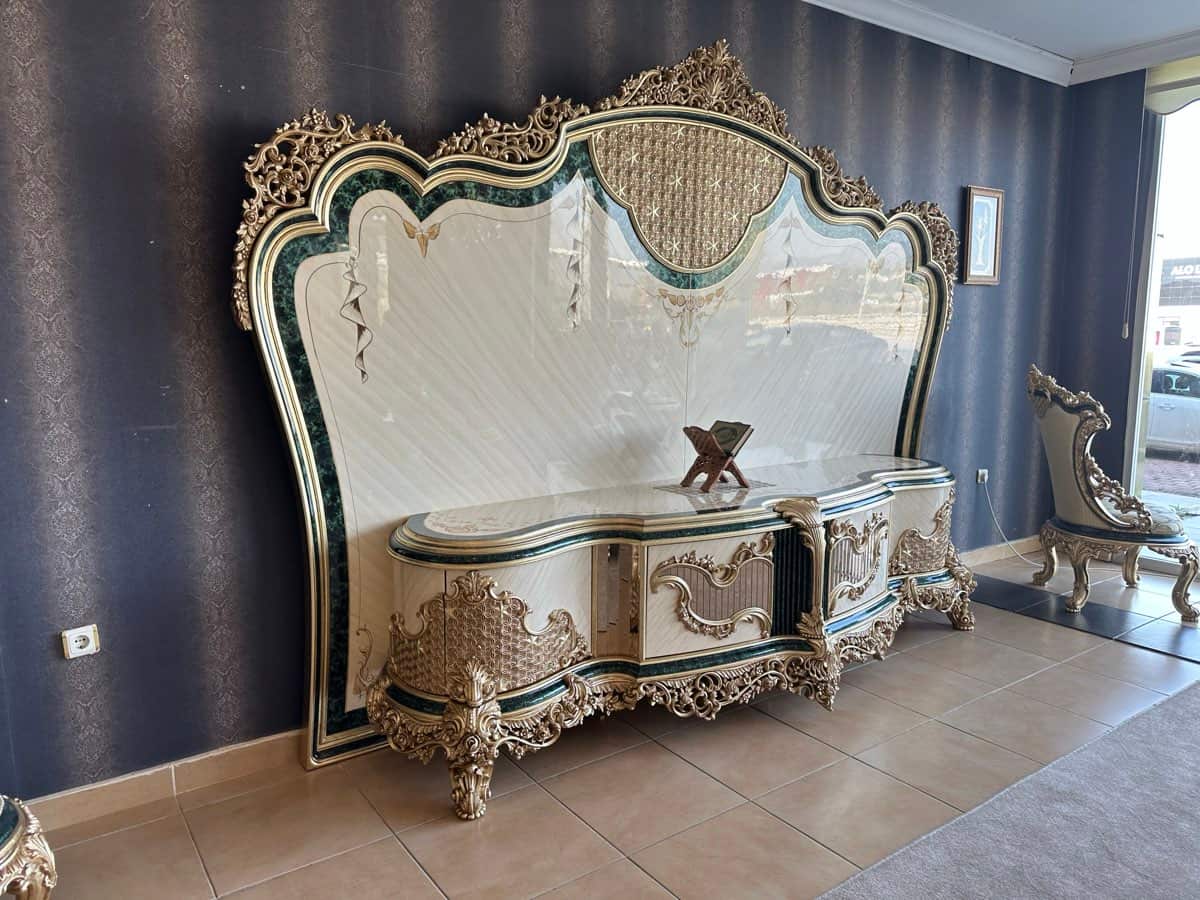 Luxurious Classic Living Room Set
